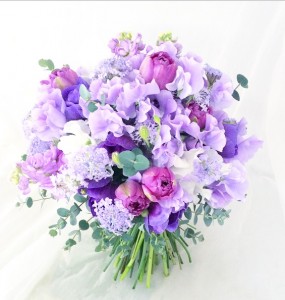 パープルのクラッチブーケ3