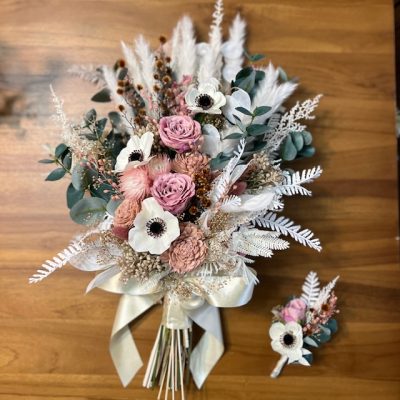 アーティフィシャルフラワー(造花)&ドライフラワークラッチブーケです 