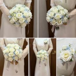 造花バラのラウンド形クラッチブーケ白青1