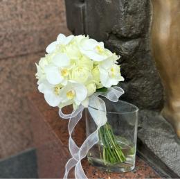 バラと胡蝶蘭のクラッチブーケ2白