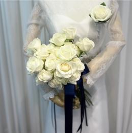 生花バラのナチュラルクラッチブーケ47白