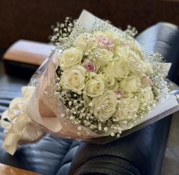 生花24本のバラとかすみ草花束1