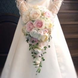 パステルカラーのバラの造花キャスケードブーケ