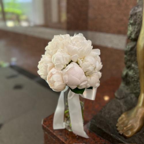 ピオニー　芍薬　白　クラッチブーケ　ブートニア ピオニー 芍薬 白 クラッチブーケ ブートニア - メルカリ