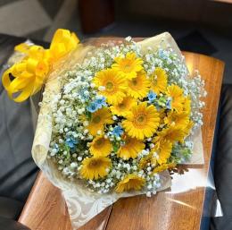 ガーベラとかすみ草の花束1黄青白