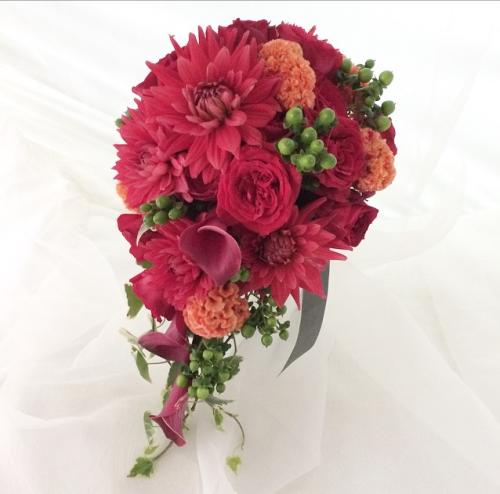 はなちゃん専用　ウエディングブーケ、キャスケードタイプ、真紅のバラ、Ｎｏ．263 ブーケカタログ | フラワーショップ 花次郎 ウェディングブーケ