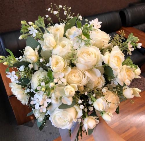 INFINITY / 生花のクラッチブーケ40白緑