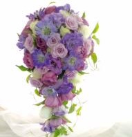 生花のパープルグラデーションキャスケードブーケ紫